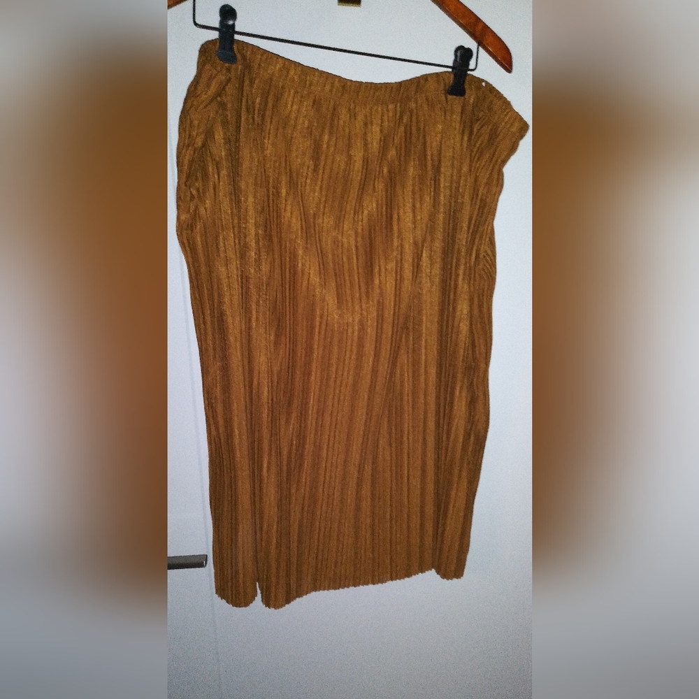Avenue brown knee length skirt w/ lining size 22/24